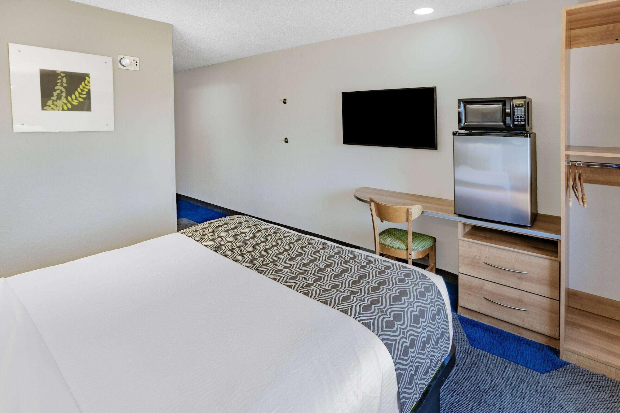 Microtel Inn & Suites By Wyndham Johnstown Екстериор снимка